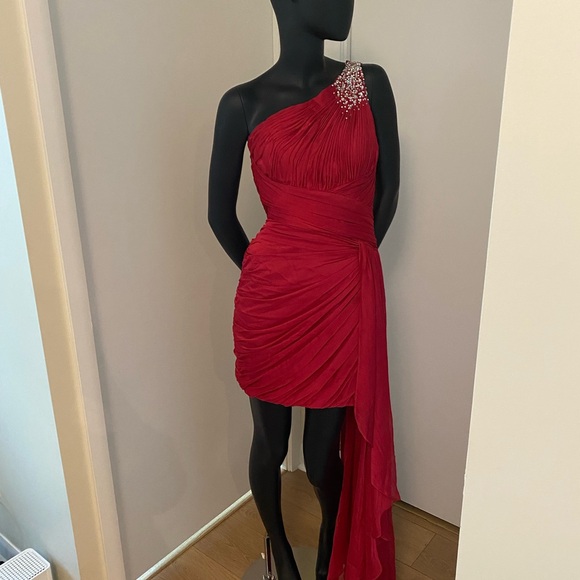 Elegant One-shoulder dress with side tail - Picture 3 of 8